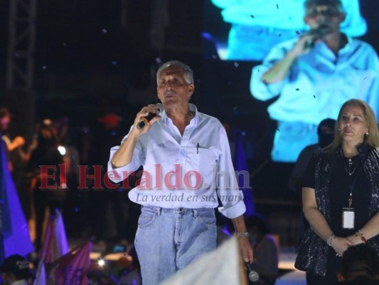 Con fuegos artificiales y masiva participación: 'Papi a la orden' cierra su campaña en la capital