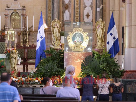 FOTOS: Feligreses visitan la Basílica previo al Día de la Virgen de Suyapa