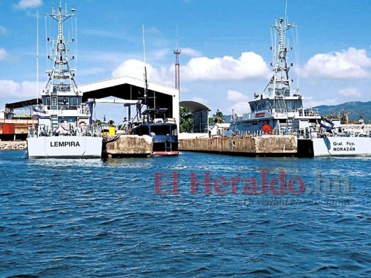 Las patrulleras interoceánicas Lempira y Francisco Morazán están ancladas en el muelle de la Base Naval de Cortés, un área restringida. Foto: EL HERALDO.