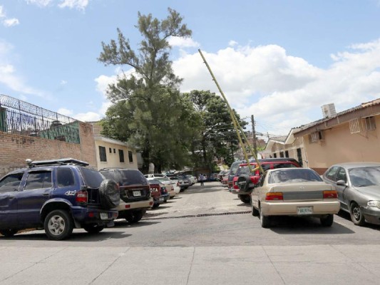 El 45% de las zonas residenciales de la capital carecen de parqueos