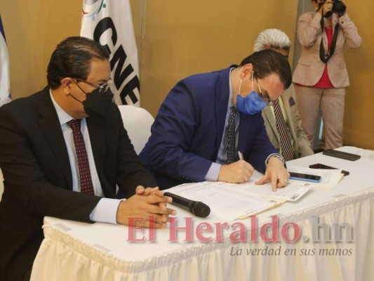 El CNE firma contrato con tres de cuatro empresas que harán el TREP