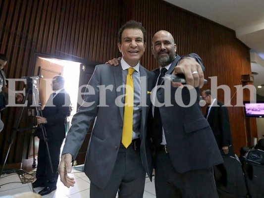 Nasralla llega 'bailando' a la elección de la Corte