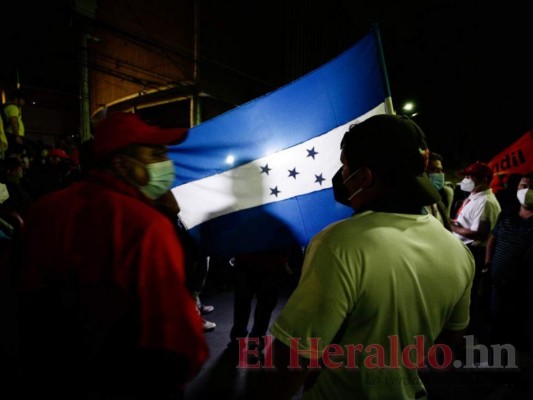 Militantes de Libre se suman a vigilia convocada por presidenta Xiomara Castro en apoyo a Luis Redondo (Fotos)