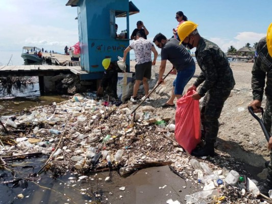 Ardua limpieza para retirar basura que contamina las playas de Omoa (FOTOS)