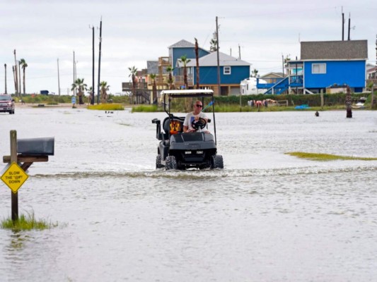 Joe Ward conduce a través de las inundaciones provocadas por el huracán Nicholas, el martes 14 de septiembre de 2021, en Surfside Beach, Texas. (AP Foto/David J. Phillip).