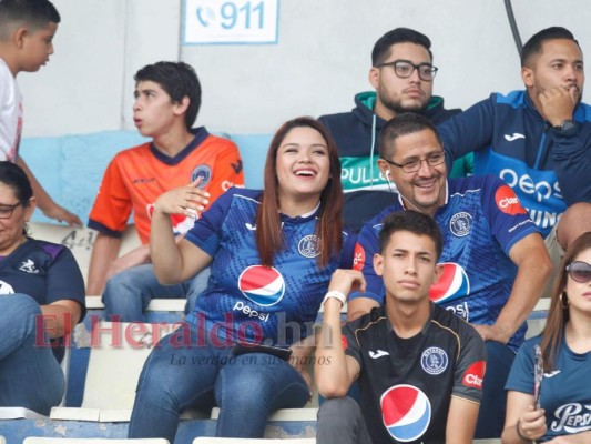 Bellezas en el Nacional: Guapas hondureñas en el Motagua vs Marathón