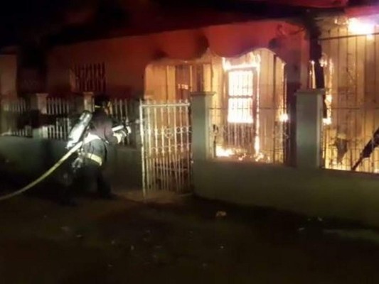 FOTOS: La escena del incendio que cegó la vida de una madre y dos niños