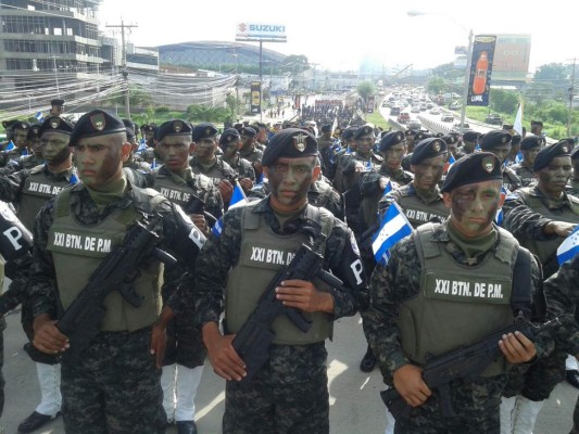 Desfile en homenaje a Francisco Morazán en el Día del Soldado