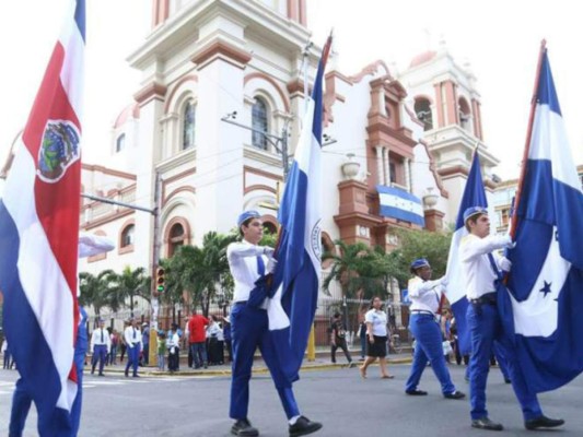 Sampedranos le rinden honores a la patria con colorido desfile