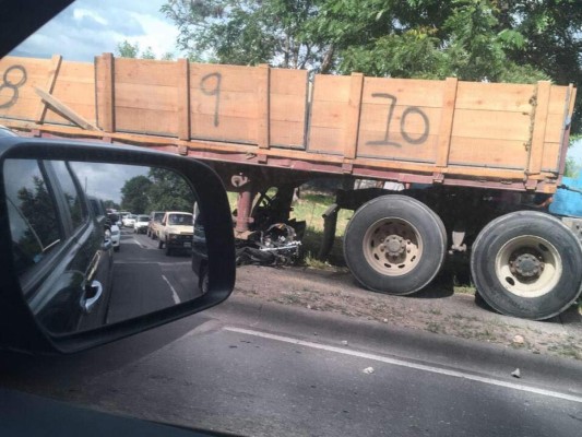Al menos dos personas muertas y varios heridos deja aparatoso accidente en el bulevar Fuerzas Armadas