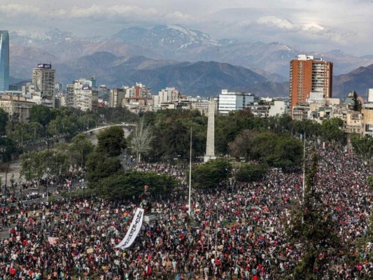 FOTOS: Vehículos incendiados y muertos tras manifestaciones en Chile