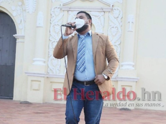 Maestro le canta a la esperanza pese a crisis por covid-19