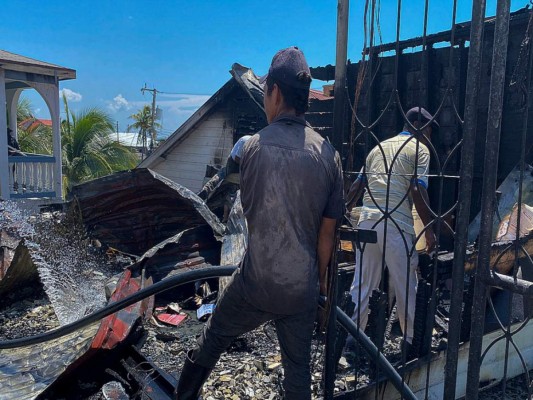 Las dramáticas imágenes del desastre tras el incendio en la isla de Guanaja