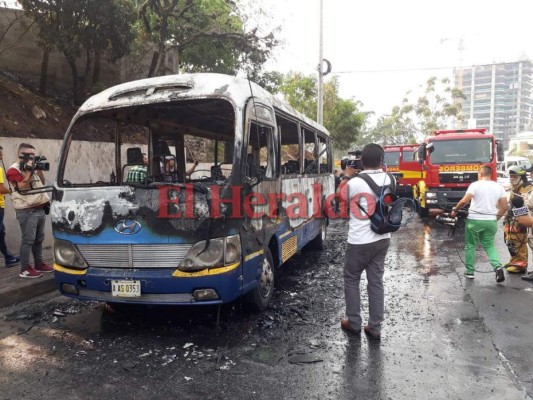 Bus rapidito es incendiado por banda criminal en la capital de Honduras