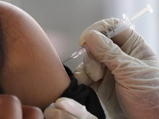 Gobierno de Biden evalúa exigir a empleados federales vacunación obligatoria