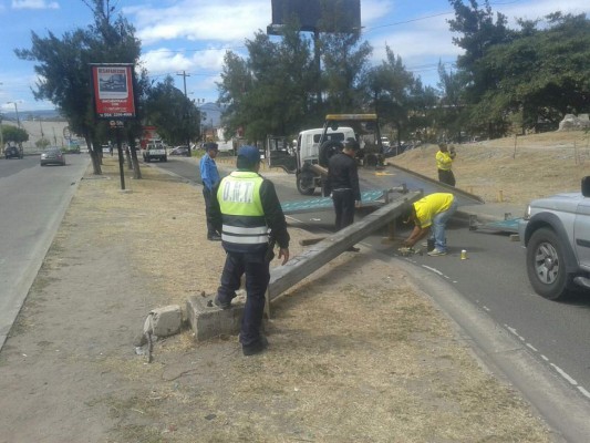 Fuertes vientos derriban enormes rótulos en el bulevar Fuerzas Armadas