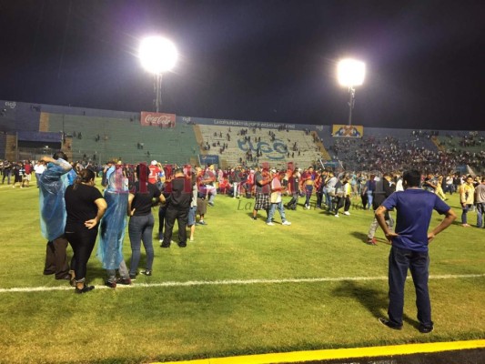 FOTOS: Descontrol, violencia y muerte en el Estadio Nacional