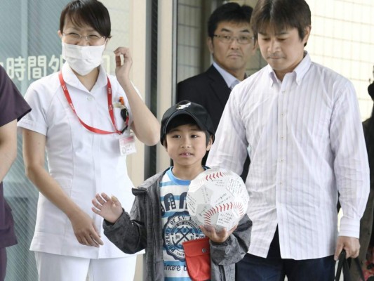 Sale del hospital el niño japonés abandonado en un bosque