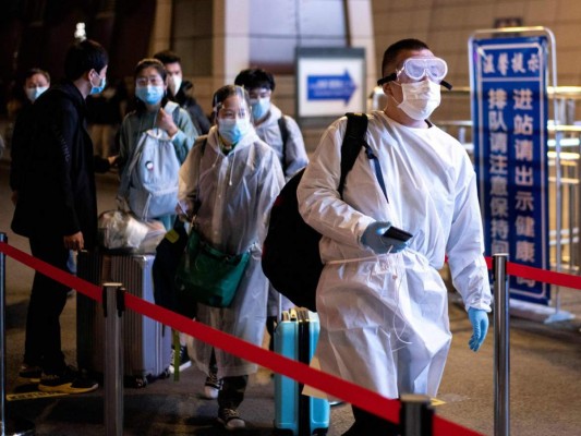 FOTOS: Miles de pasajeros abandonan Wuhan tras el fin del confinamiento