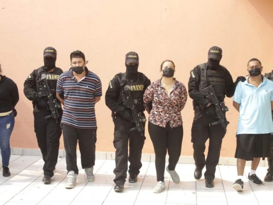 Droga, armas e indumentaria policial: La captura de cuatro pandilleros de la 18 en la capital (FOTOS)