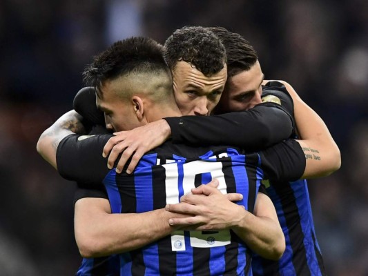 Tras esta victoria, con goles de Matteo Politano (39) y del croata Ivan Perisic (86), el Inter suma 66 puntos. Foto:AFP