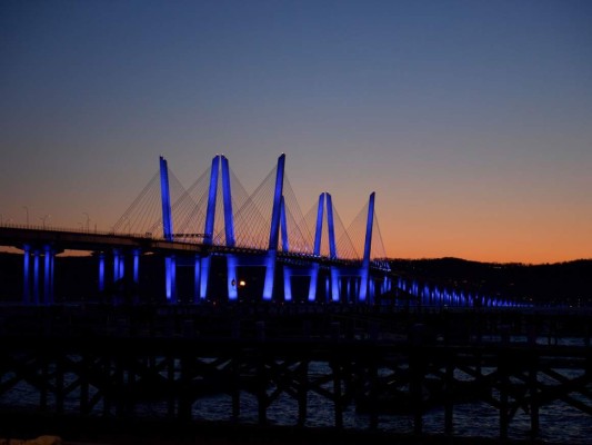 Edificios en EEUU se tiñen de azul en apoyo a los que combaten el Covid-19