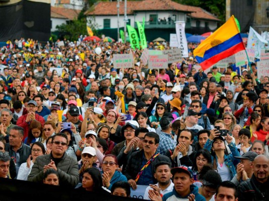 People march against the government of Colombian President Ivan Duque during a national strike in Bogota on November 27, 2019. - Protest leaders in Colombia called a new general strike for Wednesday after a meeting with President Ivan Duque made no progress towards ending deadly anti-government demonstrations now in their sixth consecutive day. (Photo by Raul ARBOLEDA / AFP)