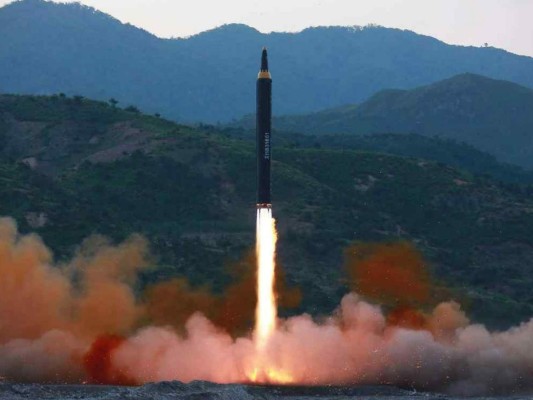 Las tensiones están en alto luego que Washington advirtió que el régimen de Kim Jong-Un será 'totalmente destruido'. Foto: AP