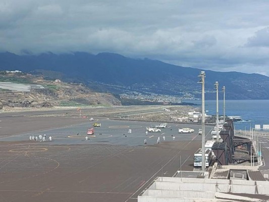 La agencia española que gestiona los aeropuertos, Aena, tuiteó que el aeropuerto de La Palma volvía a estar operativo tras el cierre del sábado por la acumulación de cenizas volcánicas.