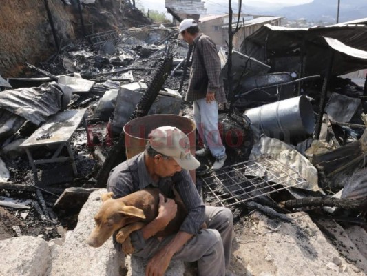 FOTOS: El dolor de las familias que lo perdieron todo en el voraz incendio en la colonia Dora de Asfura en la capital