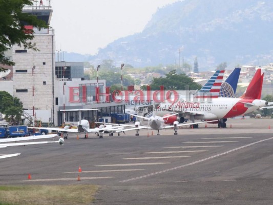 Las imágenes que dejó la protesta de empleados de aeronáutica para exigir pagos y vacuna