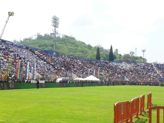 Desfile en homenaje a Francisco Morazán en el Día del Soldado