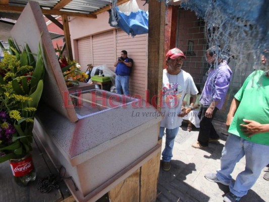 FOTOS: Desgarradora escena de madre velando a su hijo en plena calle de la capital