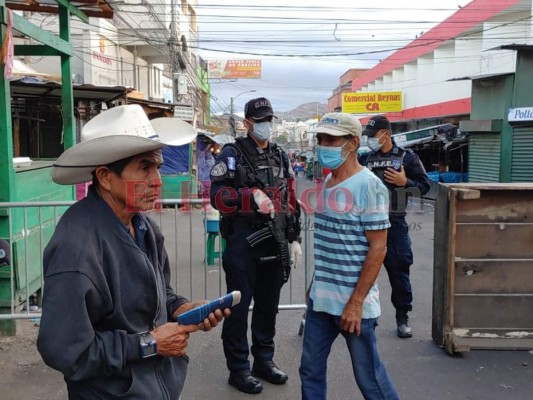 Con retenes policiales restringen paso en mercados de la capital