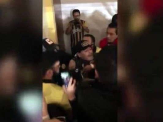 VÍDEO: Diego Maradona termina involucrado en pelea con hinchas tras perder el torneo de ascenso