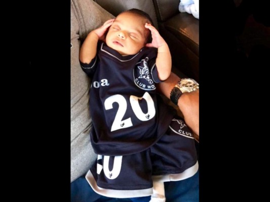 Hijo de Amado Guevara ya suda la azul de Motagua