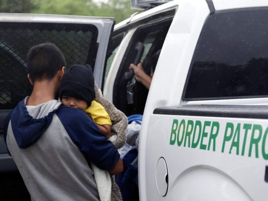 Con pruebas rápidas de ADN amplían datos biométricos a migrantes menores en la frontera de Estados Unidos 