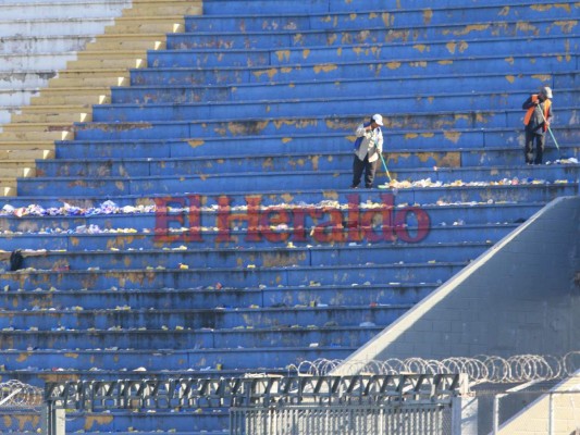 FOTOS: Lleno de basura amaneció el Estadio Nacional de Tegucigalpa tras la final Motagua vs Herediano por la Liga Concacaf