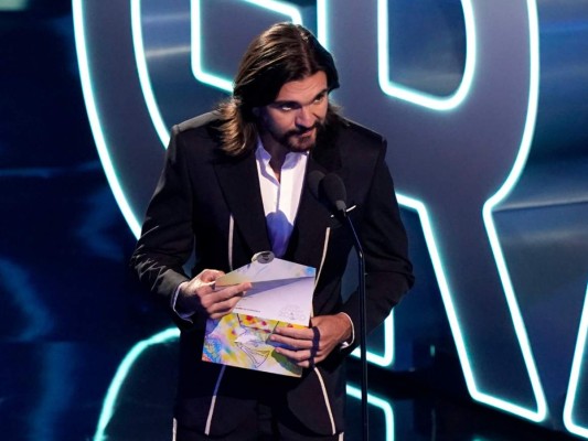 Juanes entregó uno de los premios en la gala de los Latin Grammy. AP.