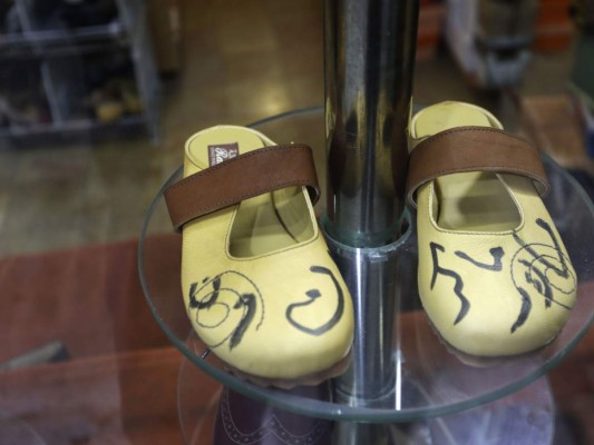 Un palestino fabrica zapatos anti-Macron y anti-Trump en Ramala