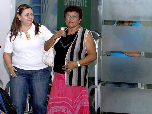 Madre hondureña se reúne con sus hijos después de 16 años de ausencia