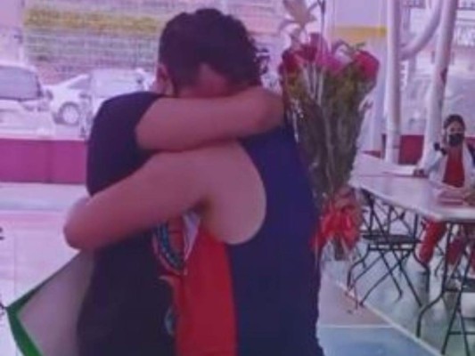 Hombre le confiesa amor a su amigo tras vacunarse contra covid: 'Me le declaré en la vacuna'&nbsp;&nbsp;