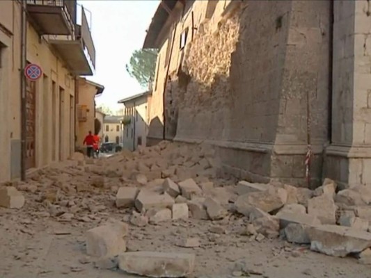 Sismo más poderoso en últimos 35 años sacudió el centro y sur de Italia