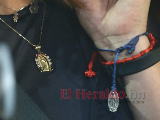 Sonriente y en compañía de Pepe Lobo: Así fue la salida de Rosa Elena de prisión