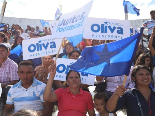 FOTOS: Entre aplausos y ovaciones, Mauricio Oliva oficializa precandidatura a la presidencia