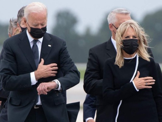 Biden y su esposa, Jill, ambos vestidos de negro y con máscaras negras, se conocieron por primera vez lejos de las cámaras con familiares de los muertos en un centro familiar especial en la Base Dover de la Fuerza Aérea en Delaware. Foto: AFP