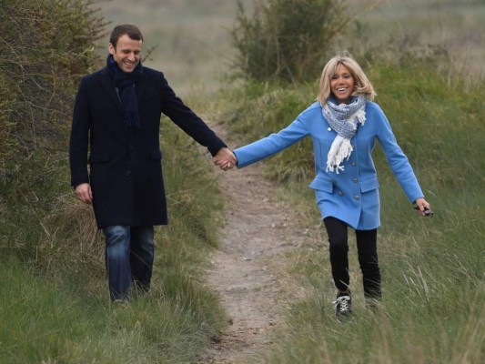 La historia de amor de Emmanuel y Brigitte Macron, la nueva pareja presidencial de Francia