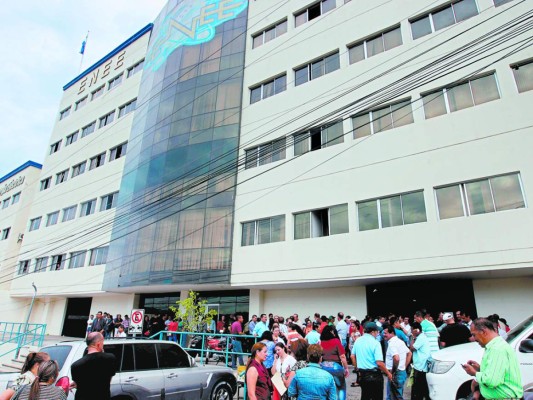 Reintegran a 300 empleados de la ENEE