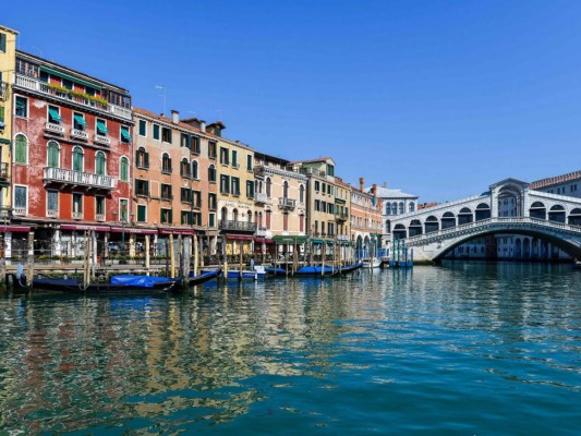 Aguas cristalinas y libres de contaminación, así lucen canales de Venecia por cuarentena