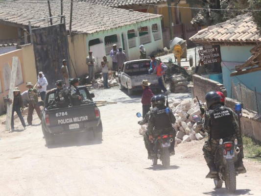 Ojojona y Santa Ana inundados de militares